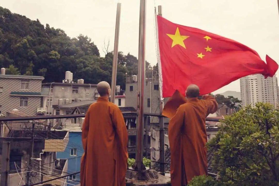 主人特制头套给哈士奇，二哈却一脸嫌弃，眼神中充满怨气