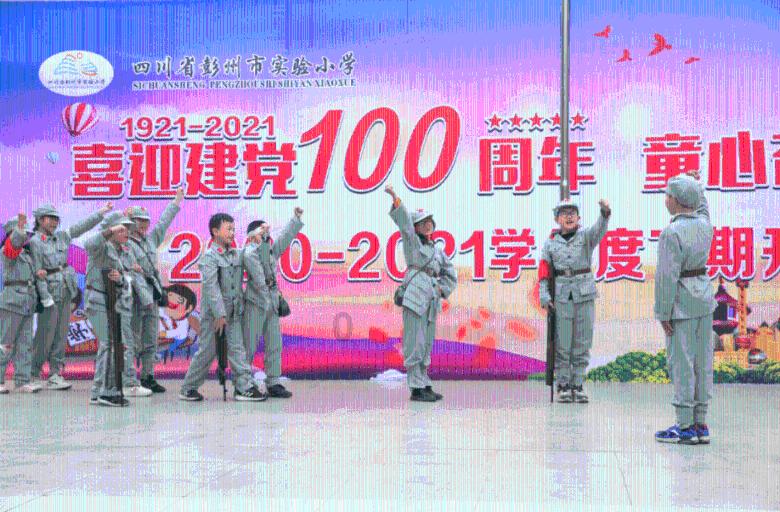 他帮助我打扫我们的教室用英语怎么说？
