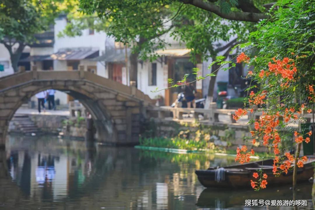 女孩突然对你很好跟你肢体接触是为什么？之前很少联系？